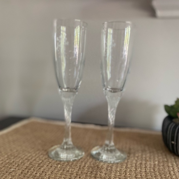 SET OF 2 GERMAN VINTAGE CHRISTMAS BELL ETCHED CRYSTAL CHAMPAGNE GLASSES - Picture 8 of 11